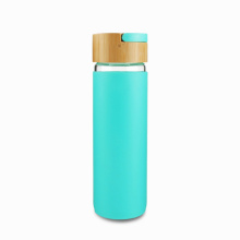 Meilleure vente 600 ml en verre borosilicaté et bouteille d&#39;eau en bambou avec manchon en silicone